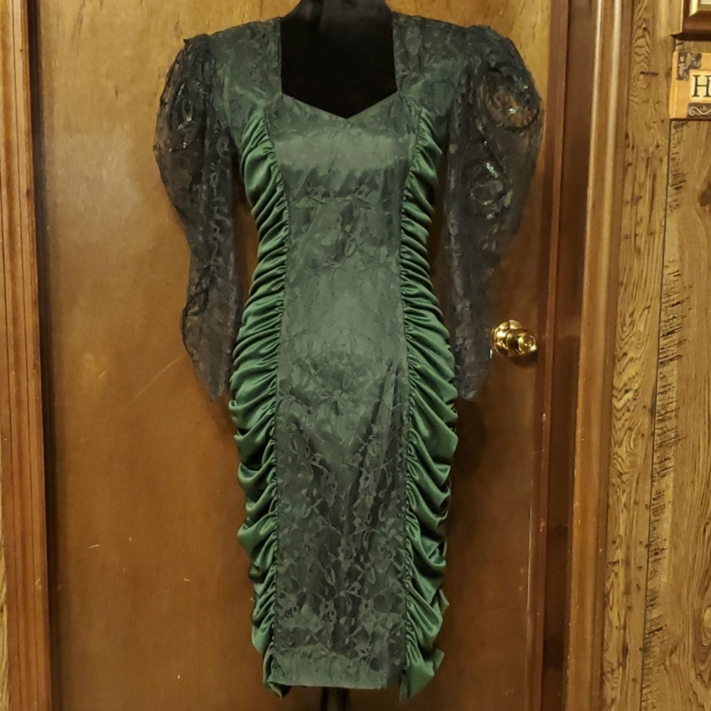 Emerald green formal/cocktail dress by Mayvens of California a size 7 vintage 👌